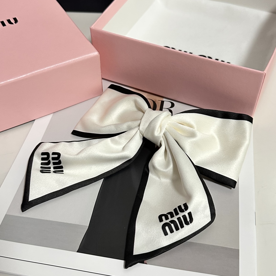  配专柜包装
MiuMiu（缪缪）最新蝴蝶结中古发夹#
信我！人手必备的单品 这件必须买
洋气神仙颜值💕