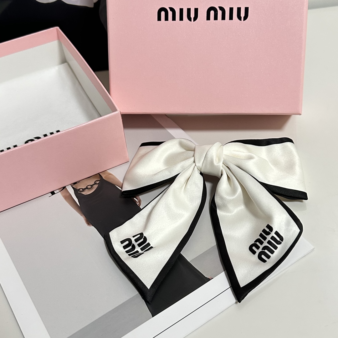  配专柜包装
MiuMiu（缪缪）最新蝴蝶结中古发夹#
信我！人手必备的单品 这件必须买
洋气神仙颜值💕
