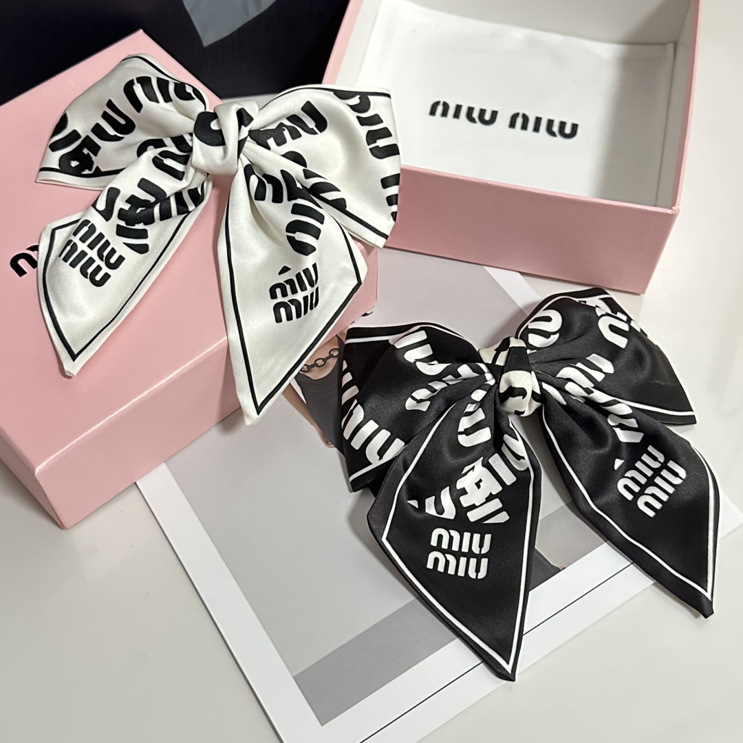  配专柜包装
MiuMiu（缪缪）最新蝴蝶结中古发夹#
信我！人手必备的单品 这件必须买
洋气神仙颜值💕