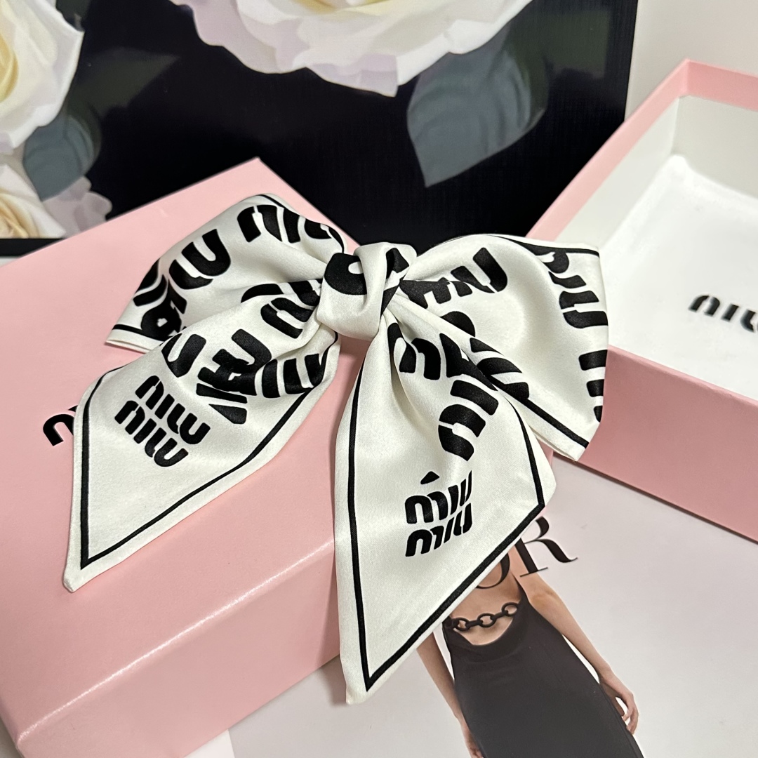  配专柜包装
MiuMiu（缪缪）最新蝴蝶结中古发夹#
信我！人手必备的单品 这件必须买
洋气神仙颜值💕