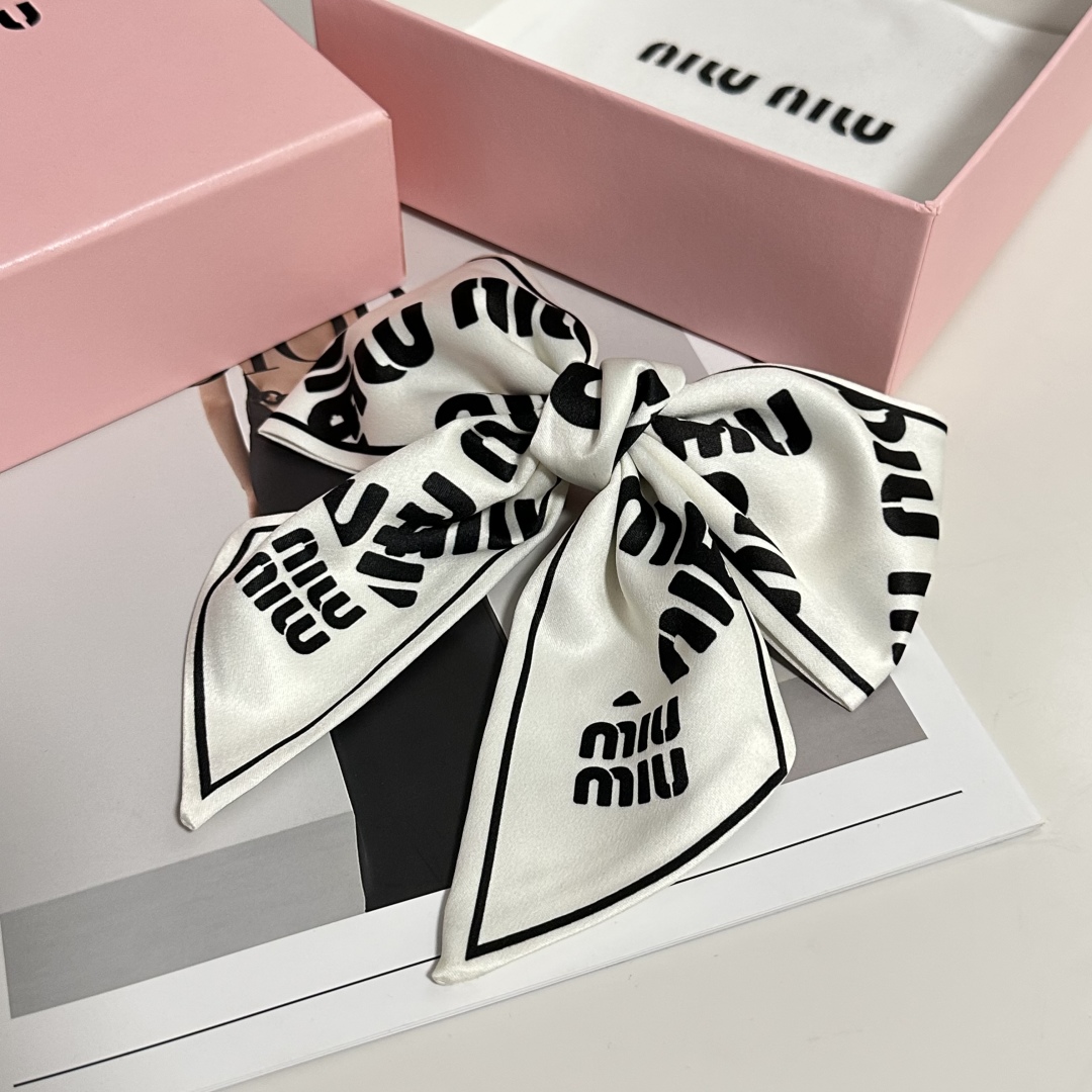  配专柜包装
MiuMiu（缪缪）最新蝴蝶结中古发夹#
信我！人手必备的单品 这件必须买
洋气神仙颜值💕