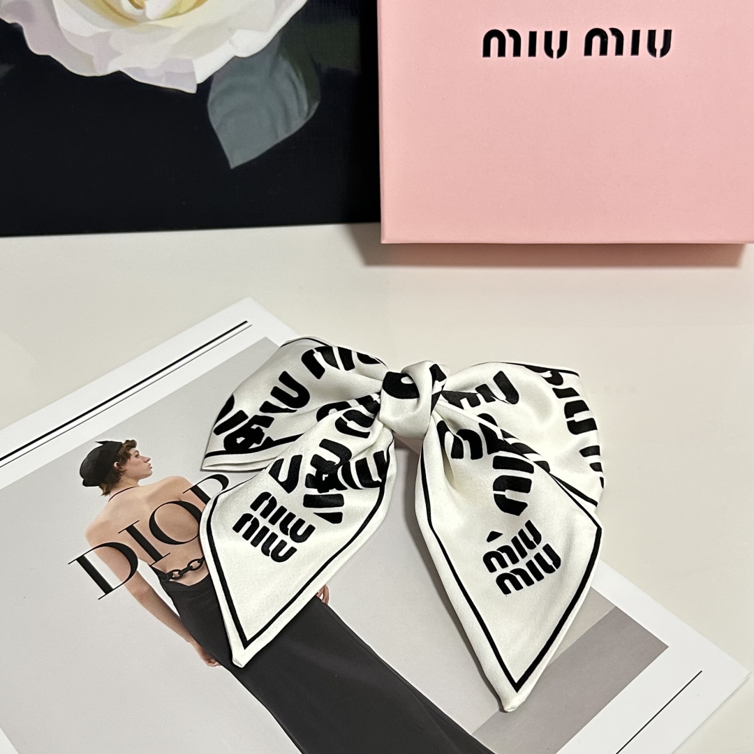  配专柜包装
MiuMiu（缪缪）最新蝴蝶结中古发夹#
信我！人手必备的单品 这件必须买
洋气神仙颜值💕