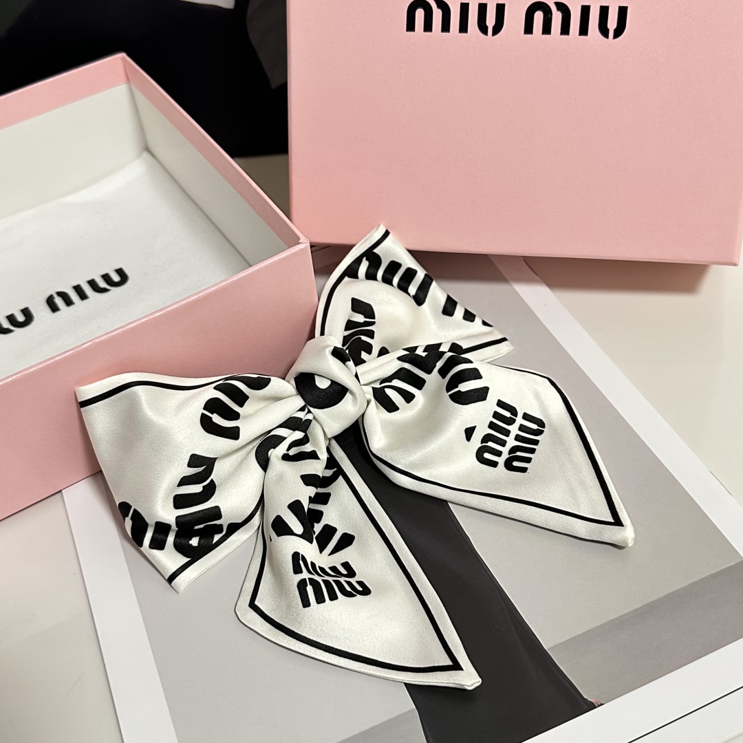  配专柜包装
MiuMiu（缪缪）最新蝴蝶结中古发夹#
信我！人手必备的单品 这件必须买
洋气神仙颜值💕