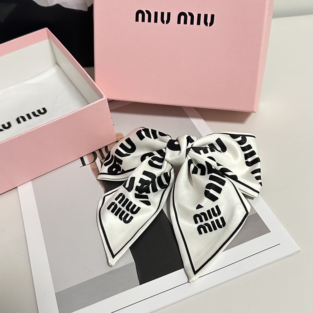  配专柜包装
MiuMiu（缪缪）最新蝴蝶结中古发夹#
信我！人手必备的单品 这件必须买
洋气神仙颜值💕