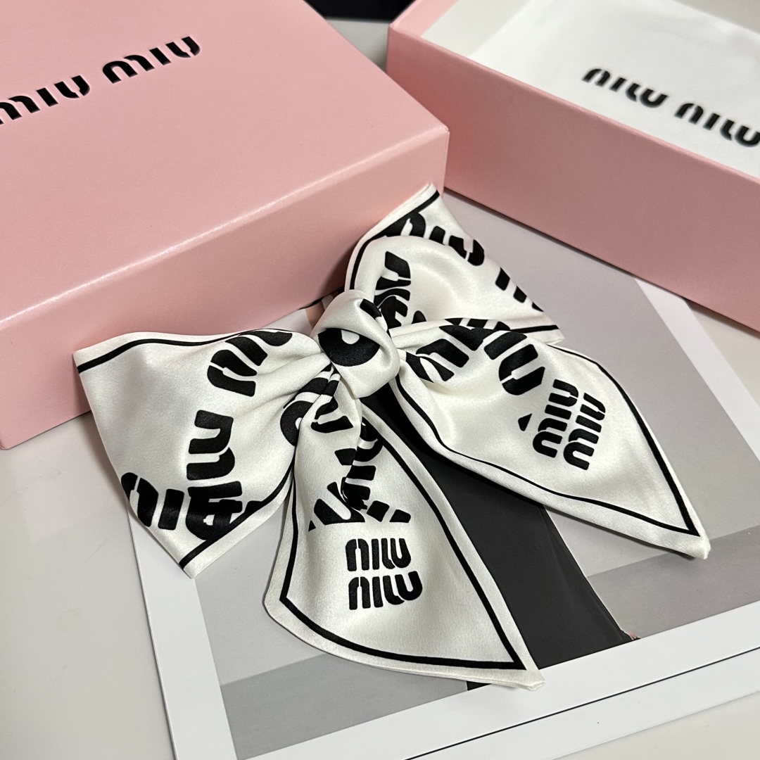  配专柜包装
MiuMiu（缪缪）最新蝴蝶结中古发夹#
信我！人手必备的单品 这件必须买
洋气神仙颜值💕
