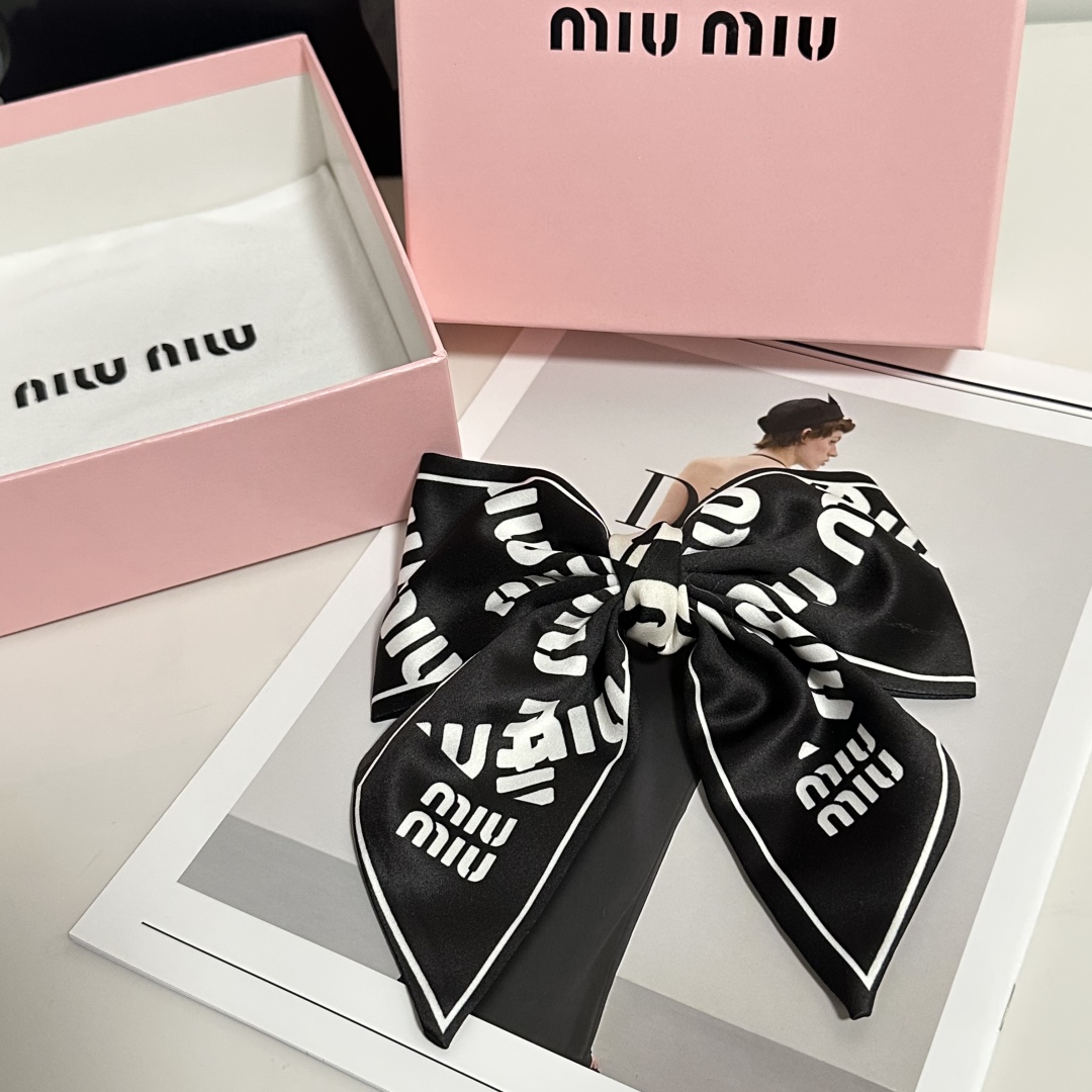  配专柜包装
MiuMiu（缪缪）最新蝴蝶结中古发夹#
信我！人手必备的单品 这件必须买
洋气神仙颜值💕