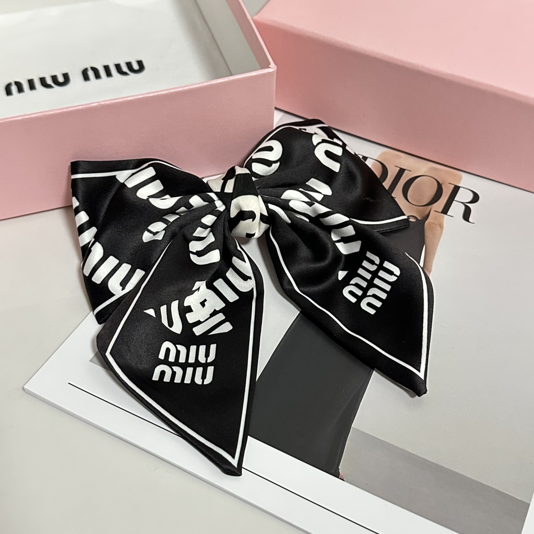  配专柜包装
MiuMiu（缪缪）最新蝴蝶结中古发夹#
信我！人手必备的单品 这件必须买
洋气神仙颜值💕