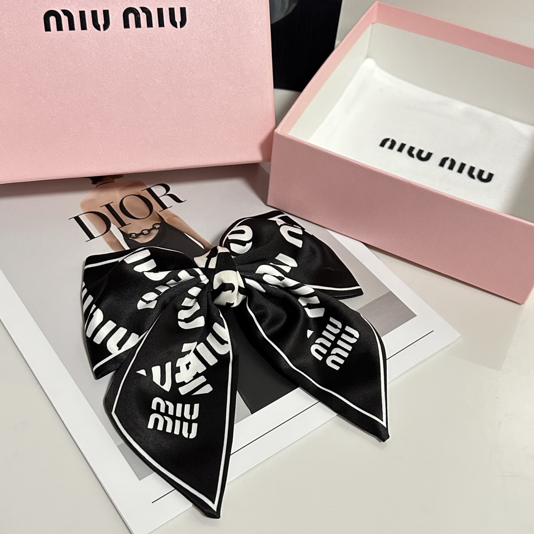  配专柜包装
MiuMiu（缪缪）最新蝴蝶结中古发夹#
信我！人手必备的单品 这件必须买
洋气神仙颜值💕