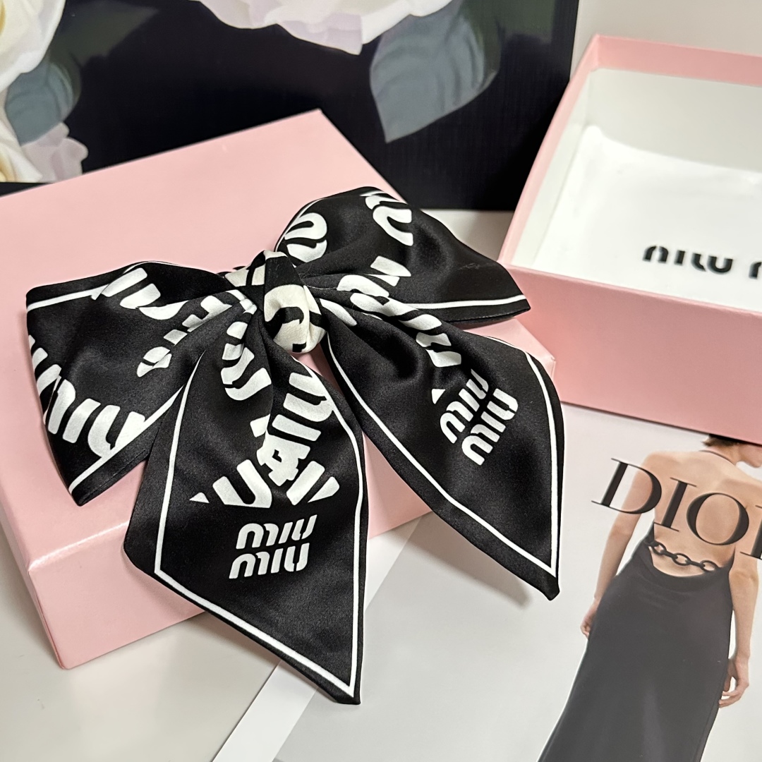  配专柜包装
MiuMiu（缪缪）最新蝴蝶结中古发夹#
信我！人手必备的单品 这件必须买
洋气神仙颜值💕