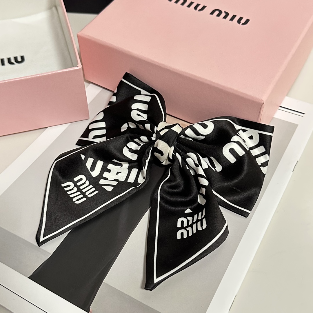  配专柜包装
MiuMiu（缪缪）最新蝴蝶结中古发夹#
信我！人手必备的单品 这件必须买
洋气神仙颜值💕