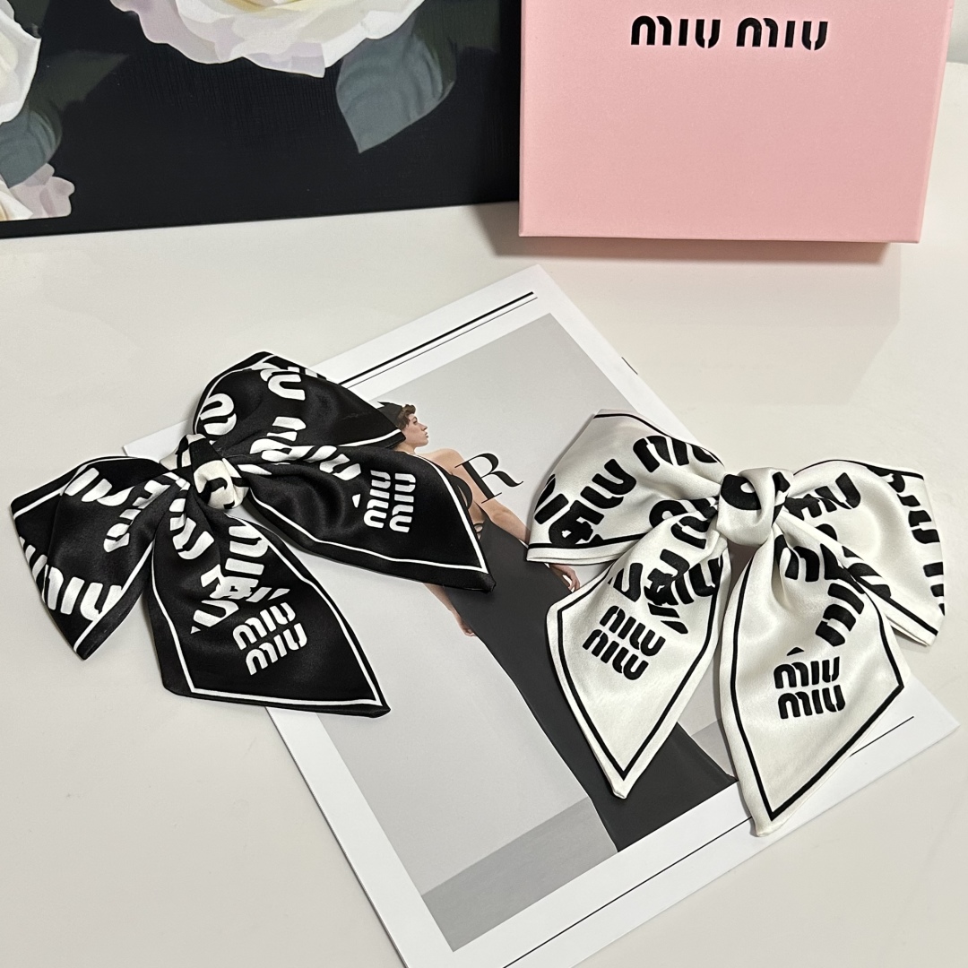  配专柜包装
MiuMiu（缪缪）最新蝴蝶结中古发夹#
信我！人手必备的单品 这件必须买
洋气神仙颜值💕