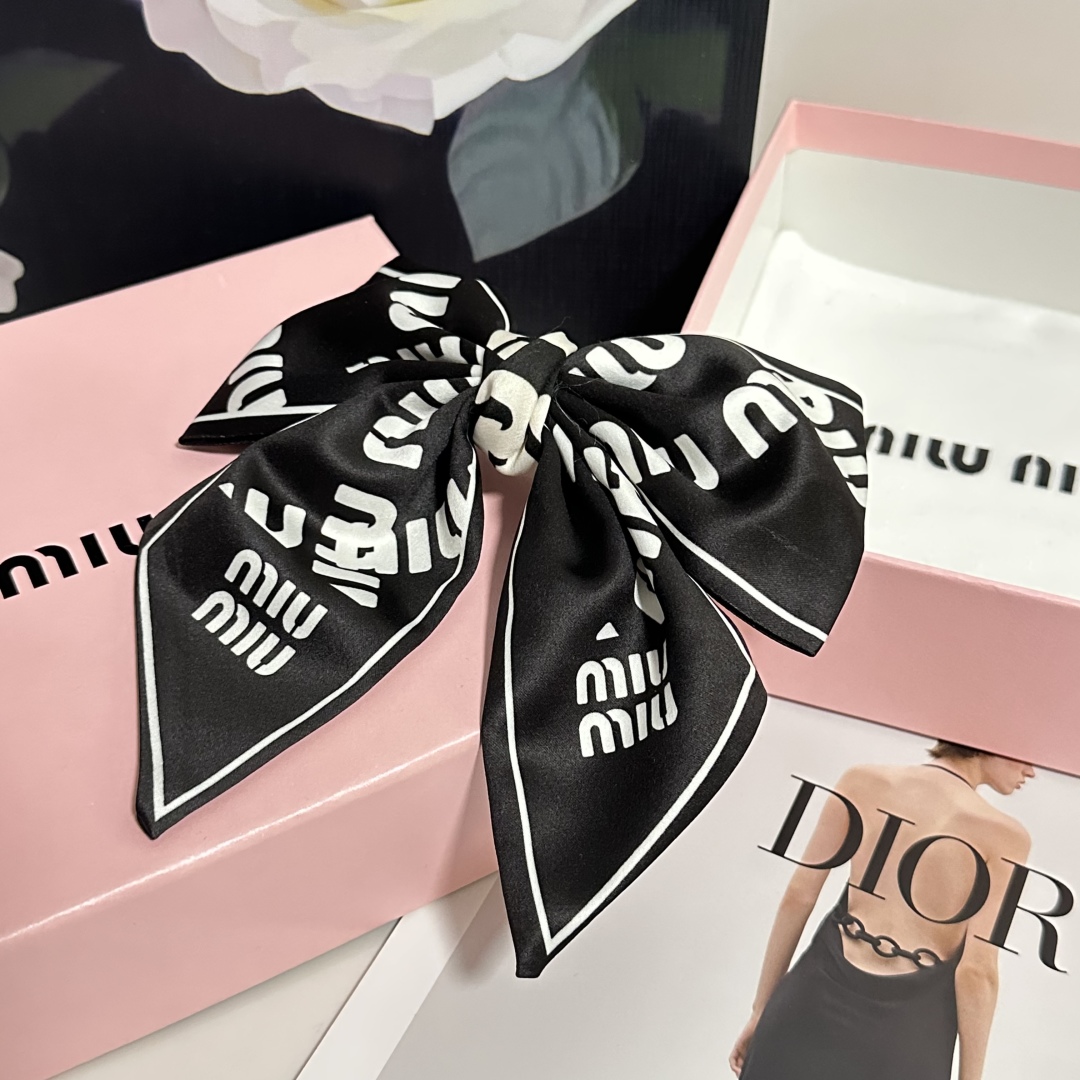  配专柜包装
MiuMiu（缪缪）最新蝴蝶结中古发夹#
信我！人手必备的单品 这件必须买
洋气神仙颜值💕