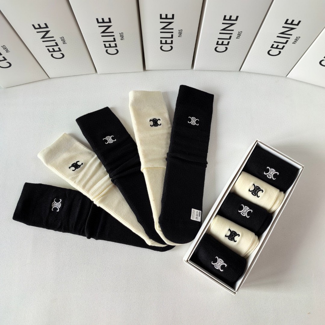 💛配包装
Celine(赛琳) 新款刺绣经典中长款堆堆袜袜子！一盒五双， 专柜同步筒袜袜子，💛大牌出街，