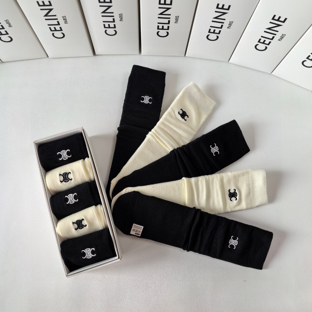 💛配包装
Celine(赛琳) 新款刺绣经典中长款堆堆袜袜子！一盒五双， 专柜同步筒袜袜子，💛大牌出街，
