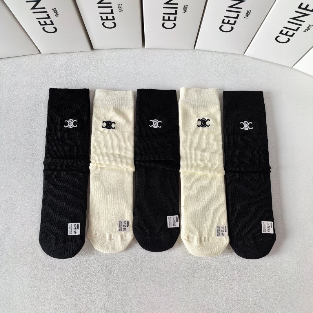 💛配包装
Celine(赛琳) 新款刺绣经典中长款堆堆袜袜子！一盒五双， 专柜同步筒袜袜子，💛大牌出街，