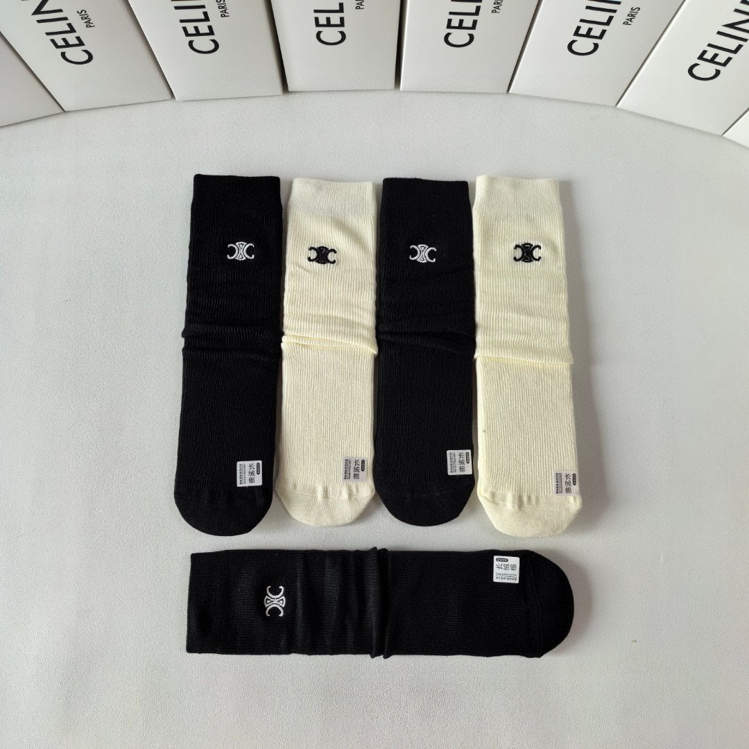 💛配包装
Celine(赛琳) 新款刺绣经典中长款堆堆袜袜子！一盒五双， 专柜同步筒袜袜子，💛大牌出街，