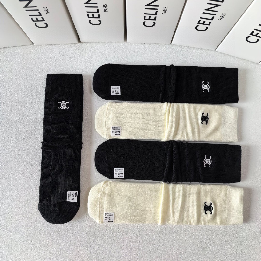 💛配包装
Celine(赛琳) 新款刺绣经典中长款堆堆袜袜子！一盒五双， 专柜同步筒袜袜子，💛大牌出街，