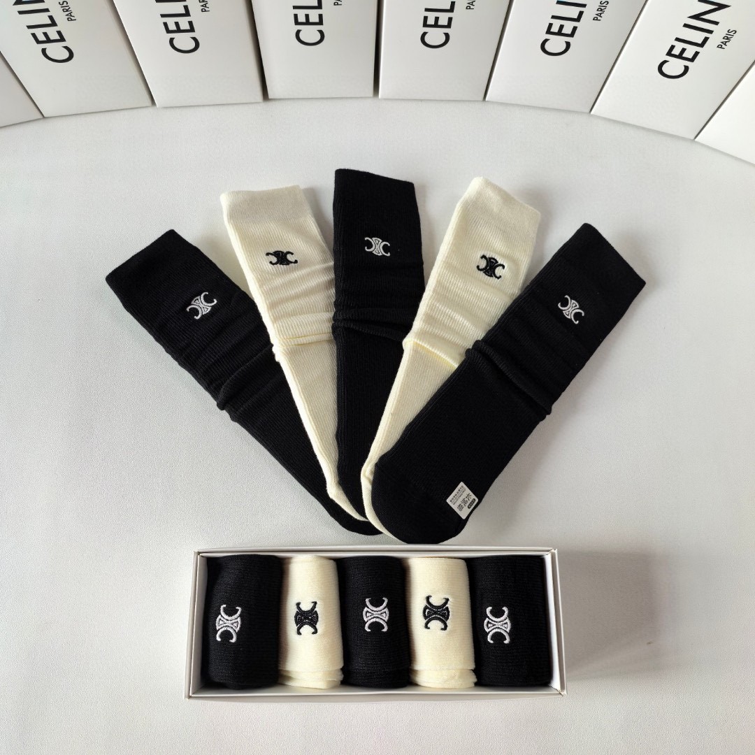 💛配包装
Celine(赛琳) 新款刺绣经典中长款堆堆袜袜子！一盒五双， 专柜同步筒袜袜子，💛大牌出街，