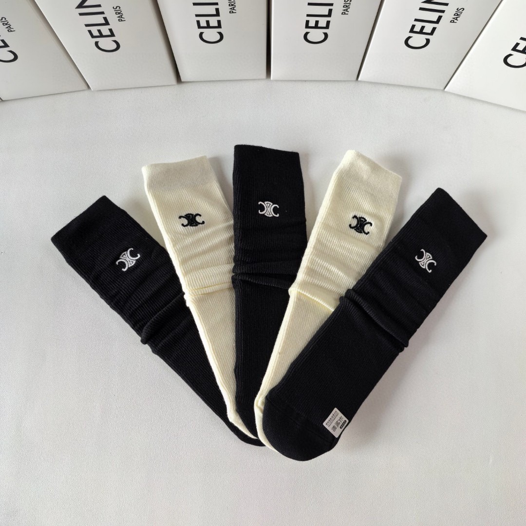 💛配包装
Celine(赛琳) 新款刺绣经典中长款堆堆袜袜子！一盒五双， 专柜同步筒袜袜子，💛大牌出街，