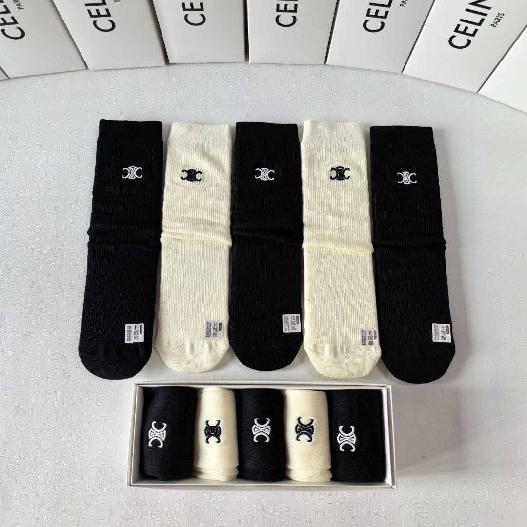 💛配包装
Celine(赛琳) 新款刺绣经典中长款堆堆袜袜子！一盒五双， 专柜同步筒袜袜子，💛大牌出街，
