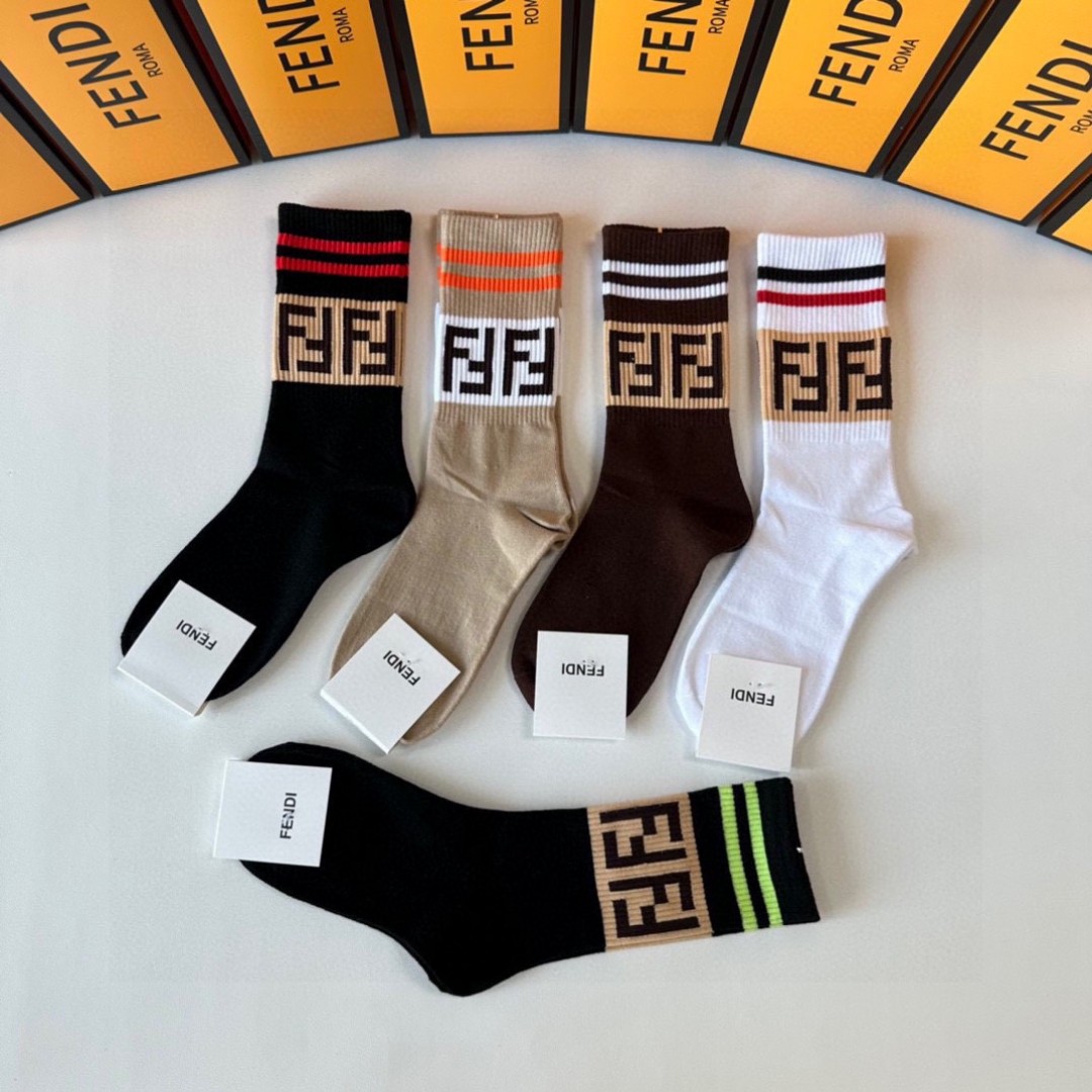  💛配专柜包装
FENDI（芬迪）新款中长筒堆堆袜袜子！一盒五双，专柜同步筒袜袜子，💛大牌出街，潮人必备