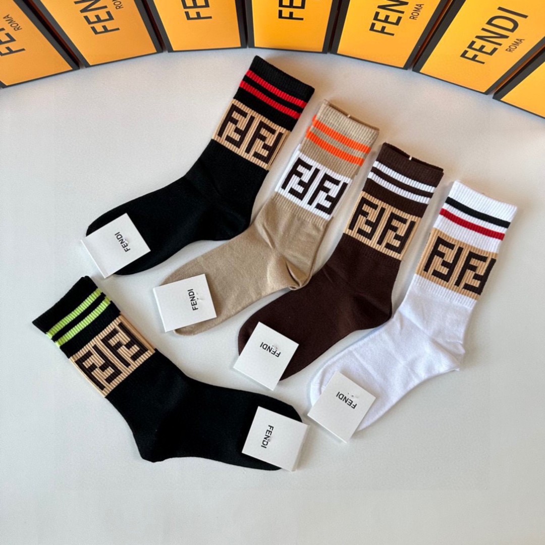  💛配专柜包装
FENDI（芬迪）新款中长筒堆堆袜袜子！一盒五双，专柜同步筒袜袜子，💛大牌出街，潮人必备