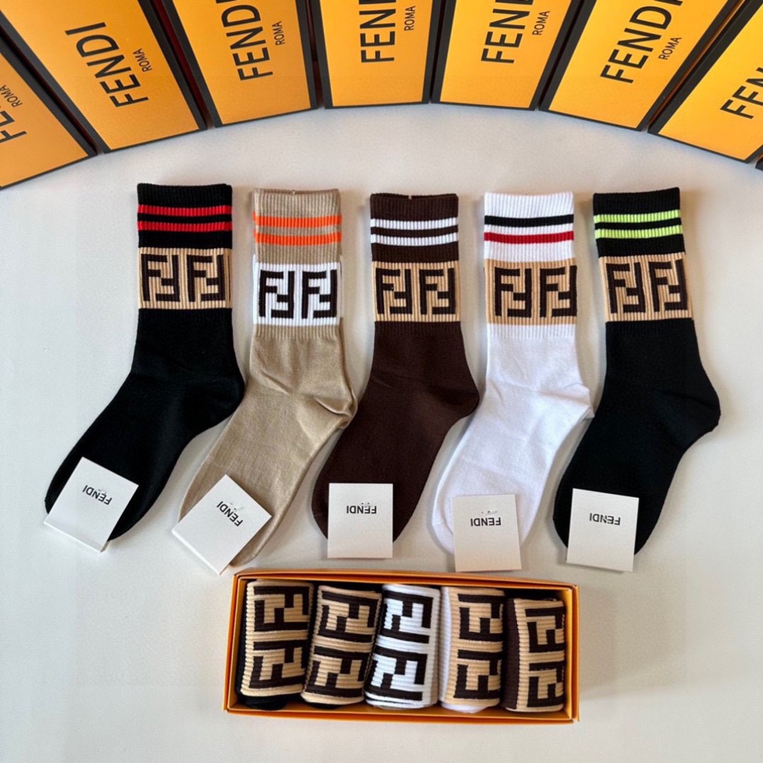 💛配专柜包装
FENDI（芬迪）新款中长筒堆堆袜袜子！一盒五双，专柜同步筒袜袜子，💛大牌出街，潮人必备