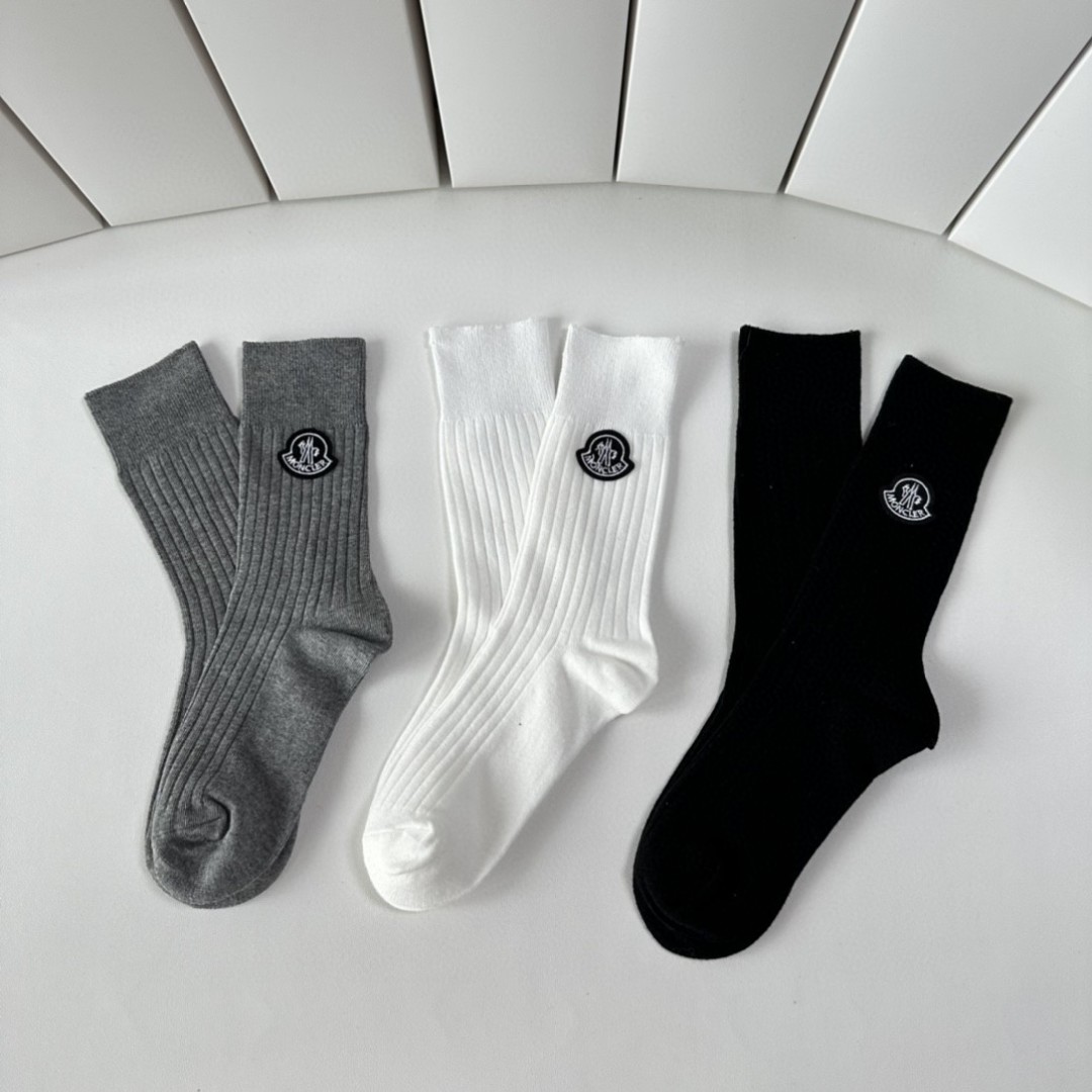 💛配包装
Moncler（蒙口）新款经典中长款饰品袜堆堆袜袜子！一盒三双， 专柜同步筒款袜子，💛大牌出街