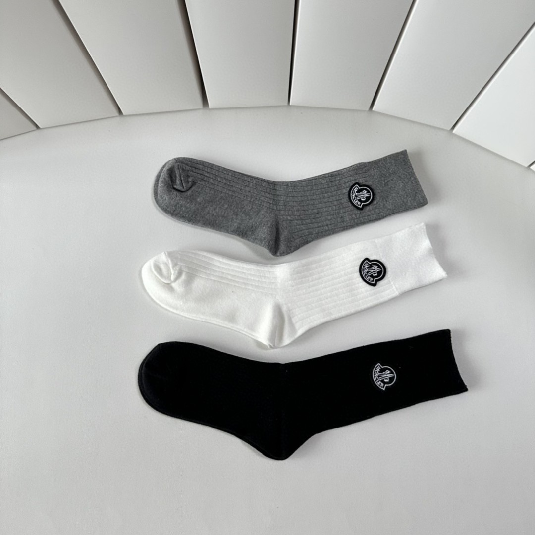 💛配包装
Moncler（蒙口）新款经典中长款饰品袜堆堆袜袜子！一盒三双， 专柜同步筒款袜子，💛大牌出街