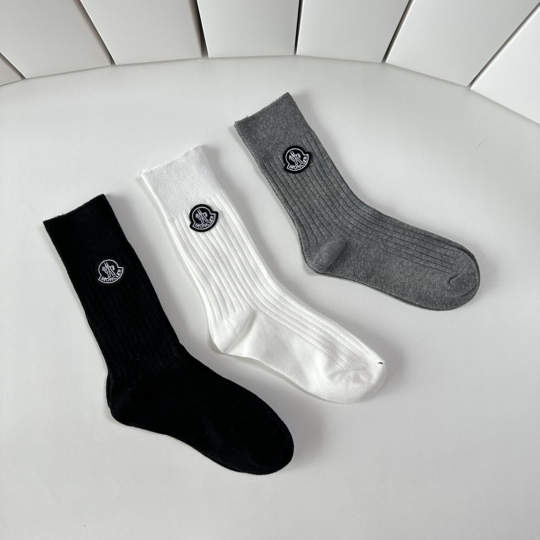 💛配包装
Moncler（蒙口）新款经典中长款饰品袜堆堆袜袜子！一盒三双， 专柜同步筒款袜子，💛大牌出街