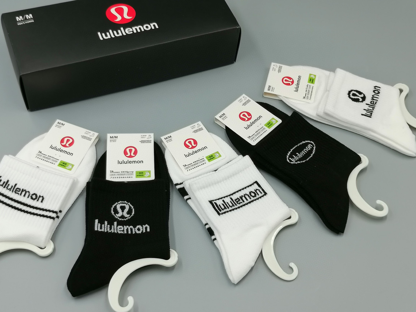  💛配包装
lululemon 新款中长款堆堆袜袜子！一盒五双， 专柜同步筒款袜子，💛大牌出街，潮人必备