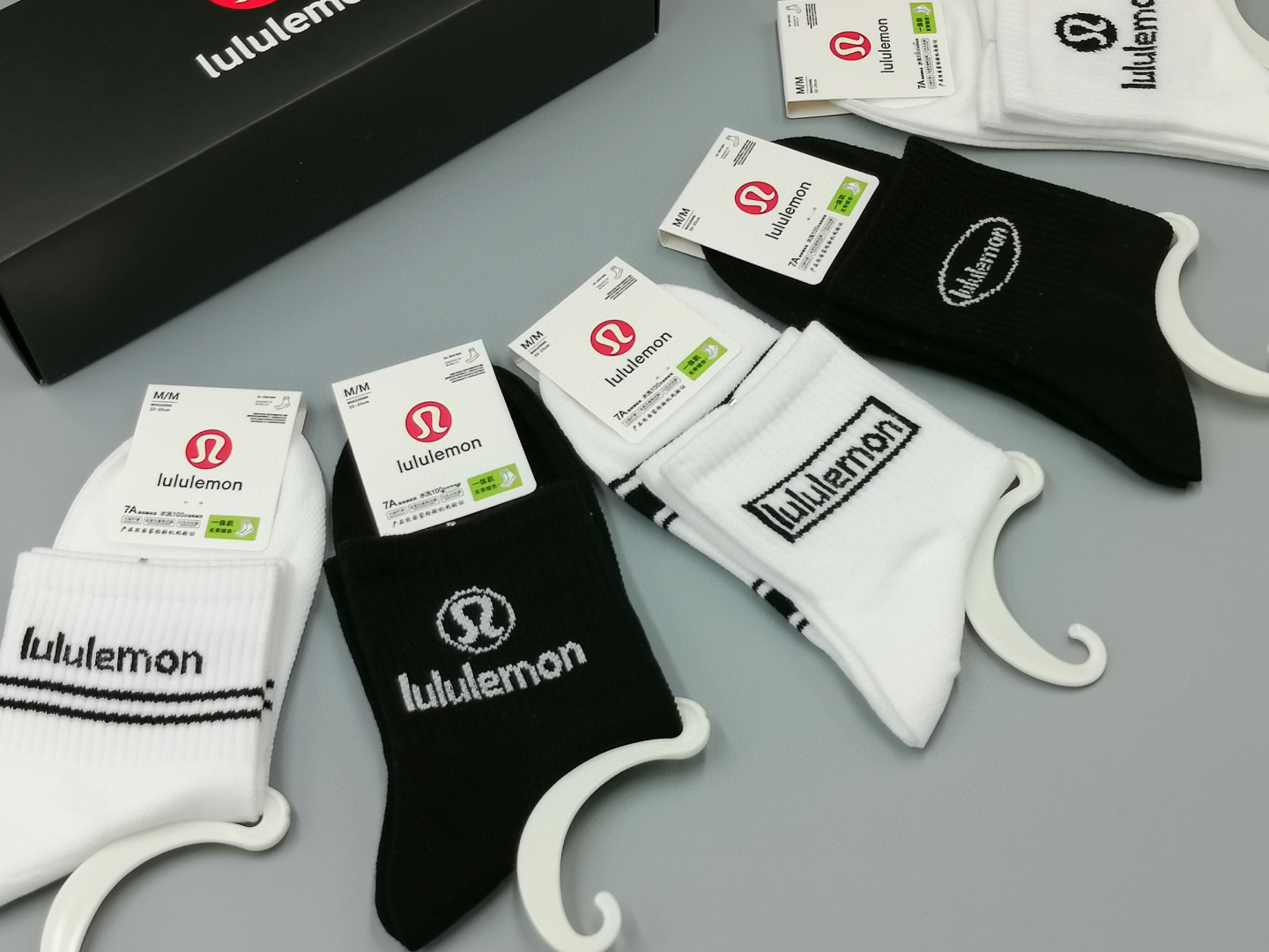  💛配包装
lululemon 新款中长款堆堆袜袜子！一盒五双， 专柜同步筒款袜子，💛大牌出街，潮人必备