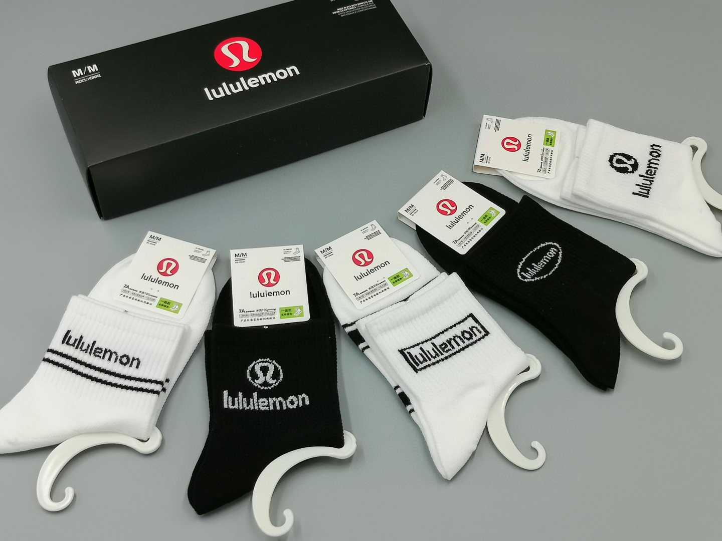  💛配包装
lululemon 新款中长款堆堆袜袜子！一盒五双， 专柜同步筒款袜子，💛大牌出街，潮人必备