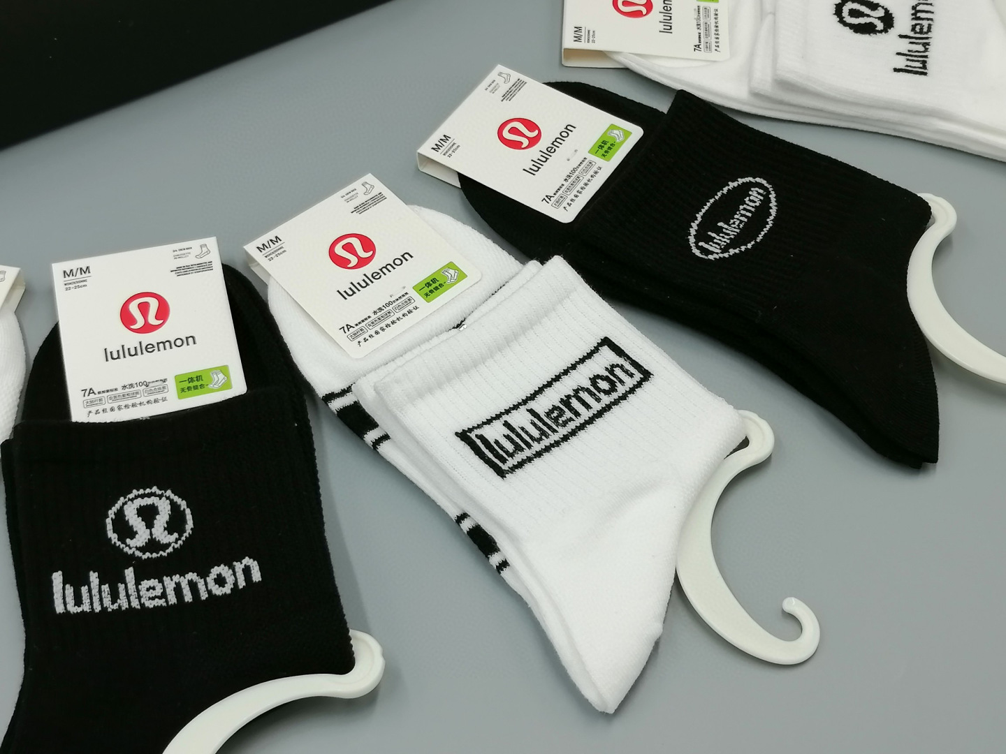  💛配包装
lululemon 新款中长款堆堆袜袜子！一盒五双， 专柜同步筒款袜子，💛大牌出街，潮人必备