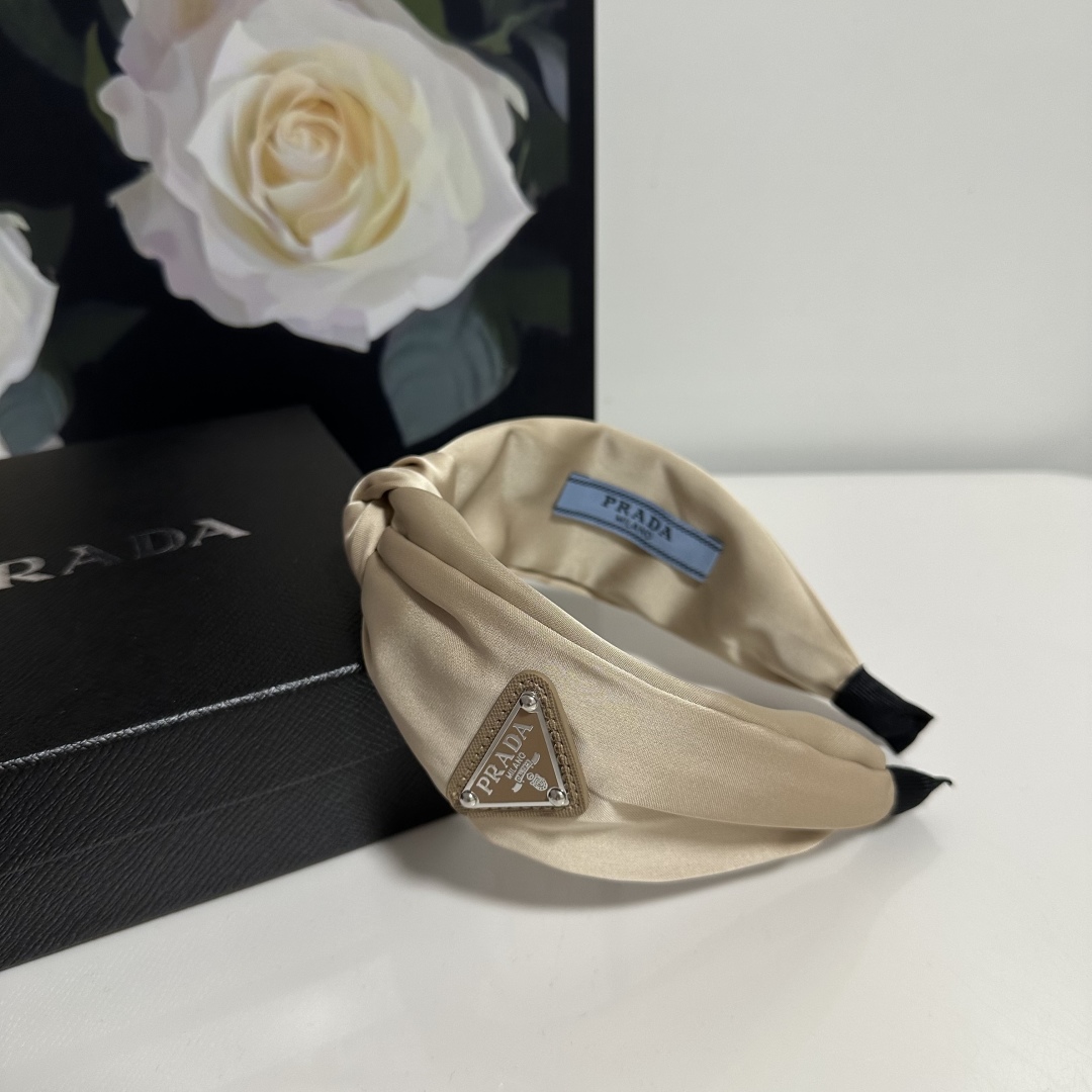  配专柜包装
Prada（普拉达）最新高工发箍
小仙女快入手
特殊材质 不嘞头
可盐可甜～