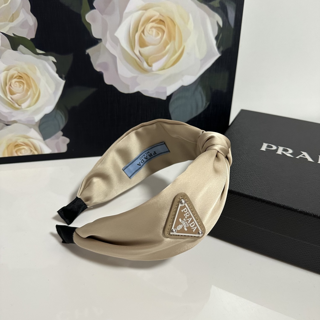  配专柜包装
Prada（普拉达）最新高工发箍
小仙女快入手
特殊材质 不嘞头
可盐可甜～