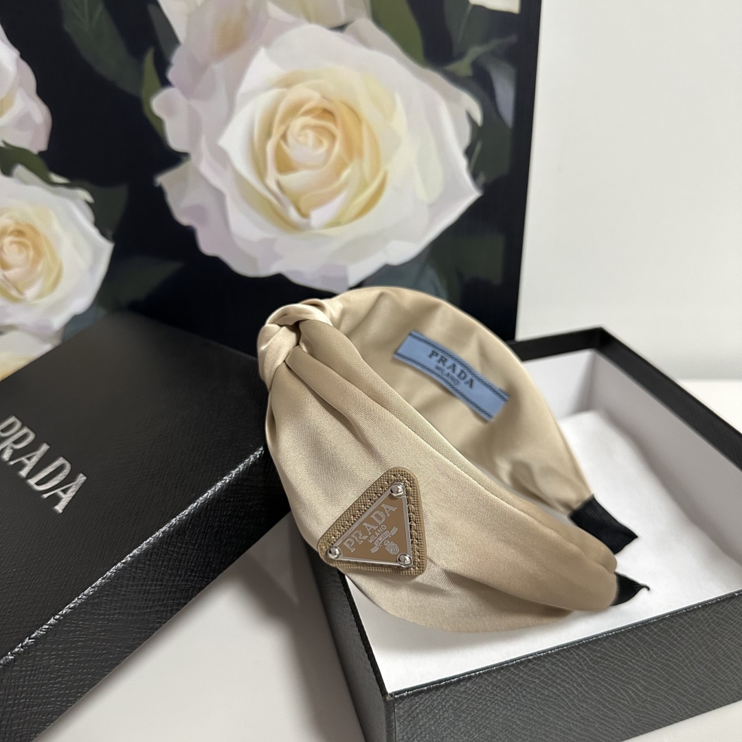  配专柜包装
Prada（普拉达）最新高工发箍
小仙女快入手
特殊材质 不嘞头
可盐可甜～