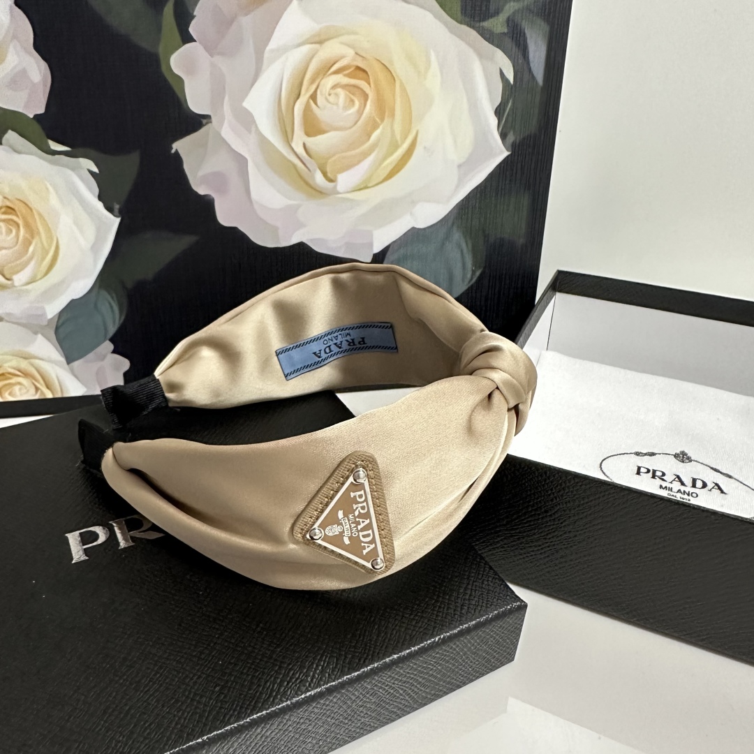  配专柜包装
Prada（普拉达）最新高工发箍
小仙女快入手
特殊材质 不嘞头
可盐可甜～
