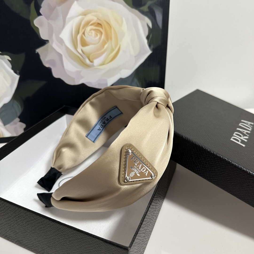  配专柜包装
Prada（普拉达）最新高工发箍
小仙女快入手
特殊材质 不嘞头
可盐可甜～