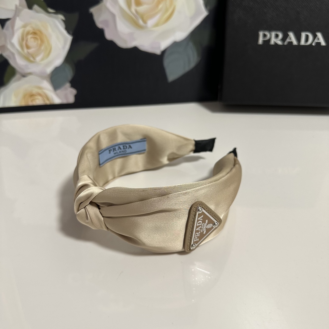  配专柜包装
Prada（普拉达）最新高工发箍
小仙女快入手
特殊材质 不嘞头
可盐可甜～