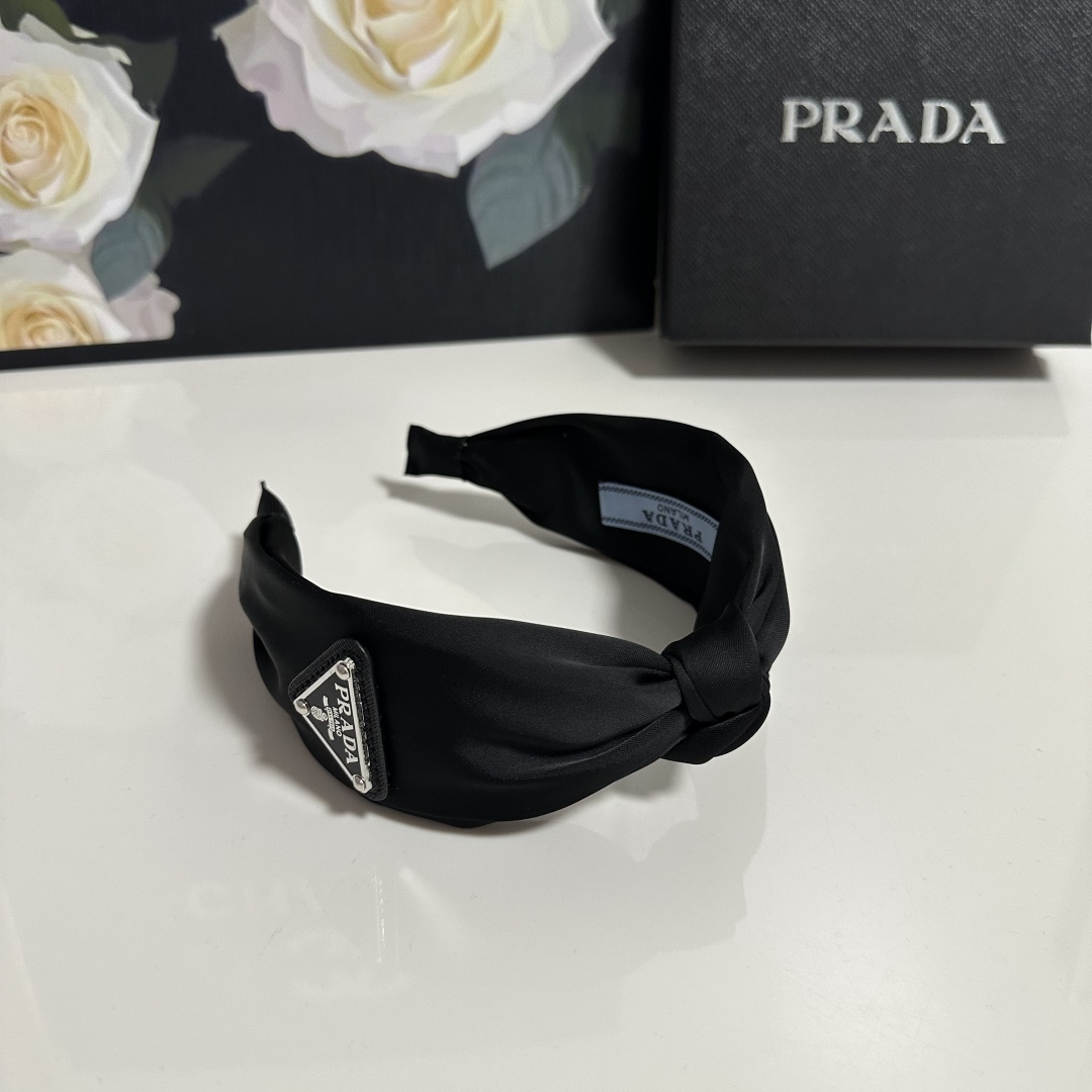  配专柜包装
Prada（普拉达）最新高工发箍
小仙女快入手
特殊材质 不嘞头
可盐可甜～