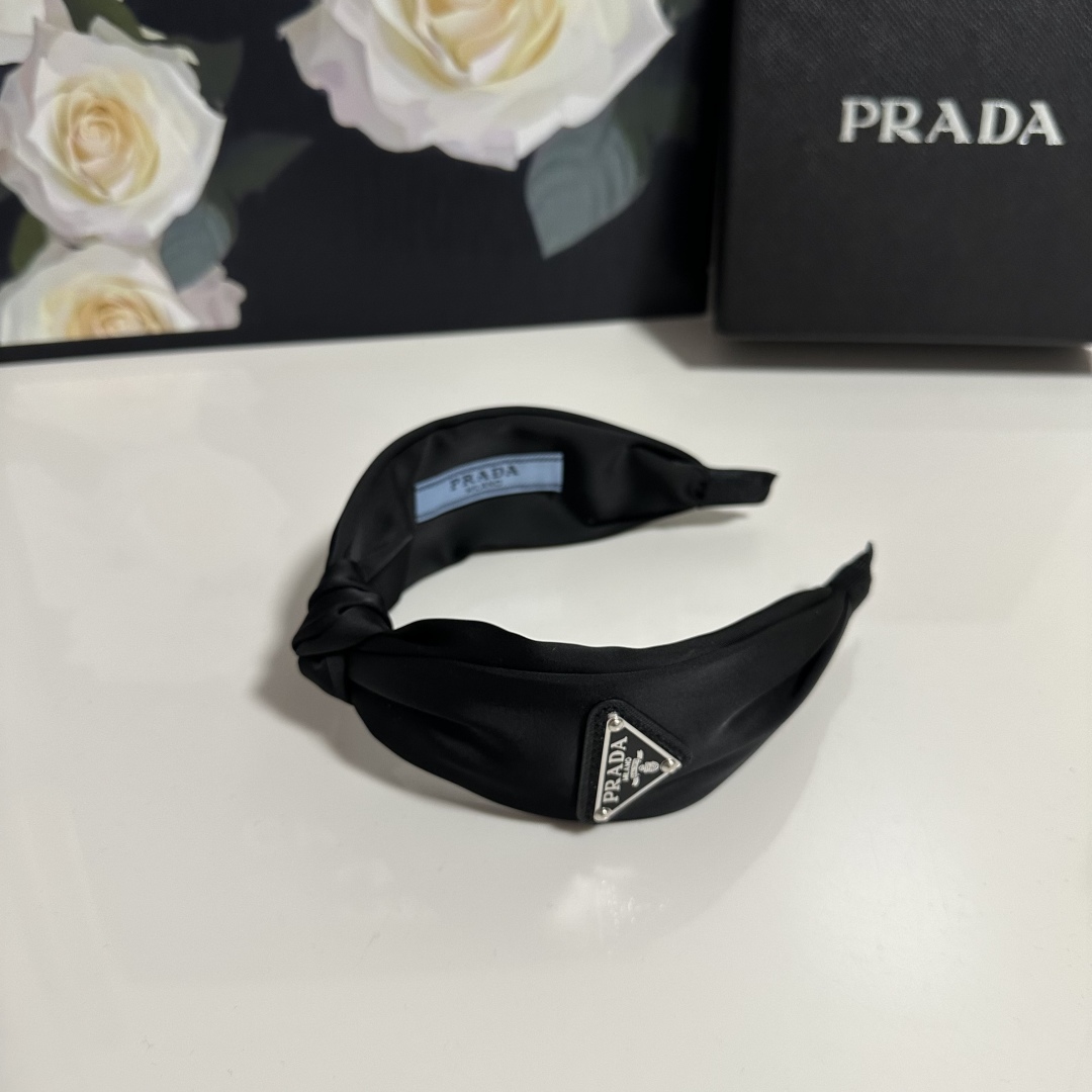  配专柜包装
Prada（普拉达）最新高工发箍
小仙女快入手
特殊材质 不嘞头
可盐可甜～