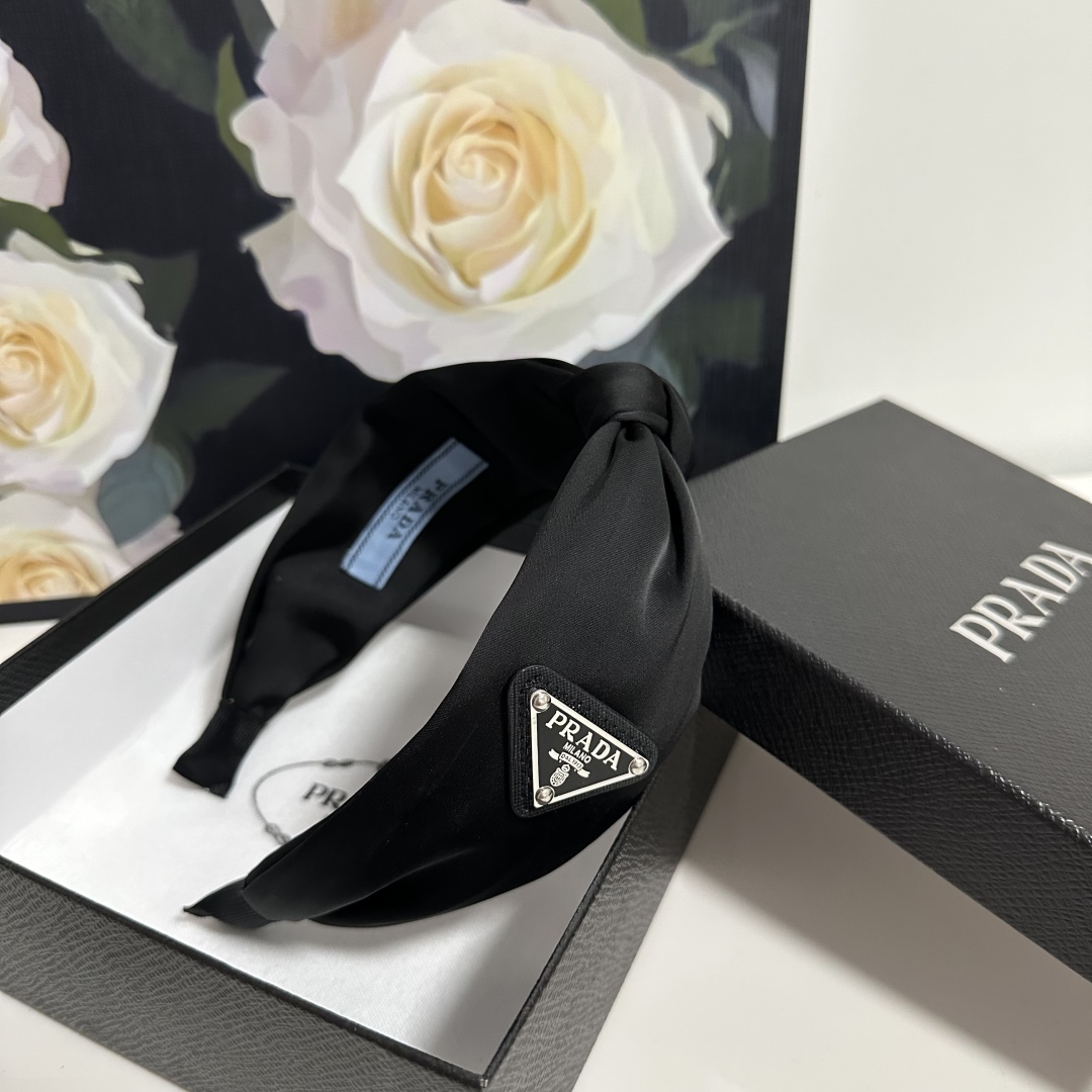  配专柜包装
Prada（普拉达）最新高工发箍
小仙女快入手
特殊材质 不嘞头
可盐可甜～