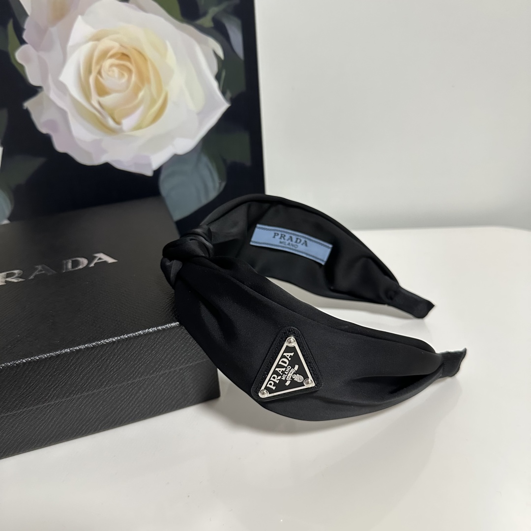  配专柜包装
Prada（普拉达）最新高工发箍
小仙女快入手
特殊材质 不嘞头
可盐可甜～