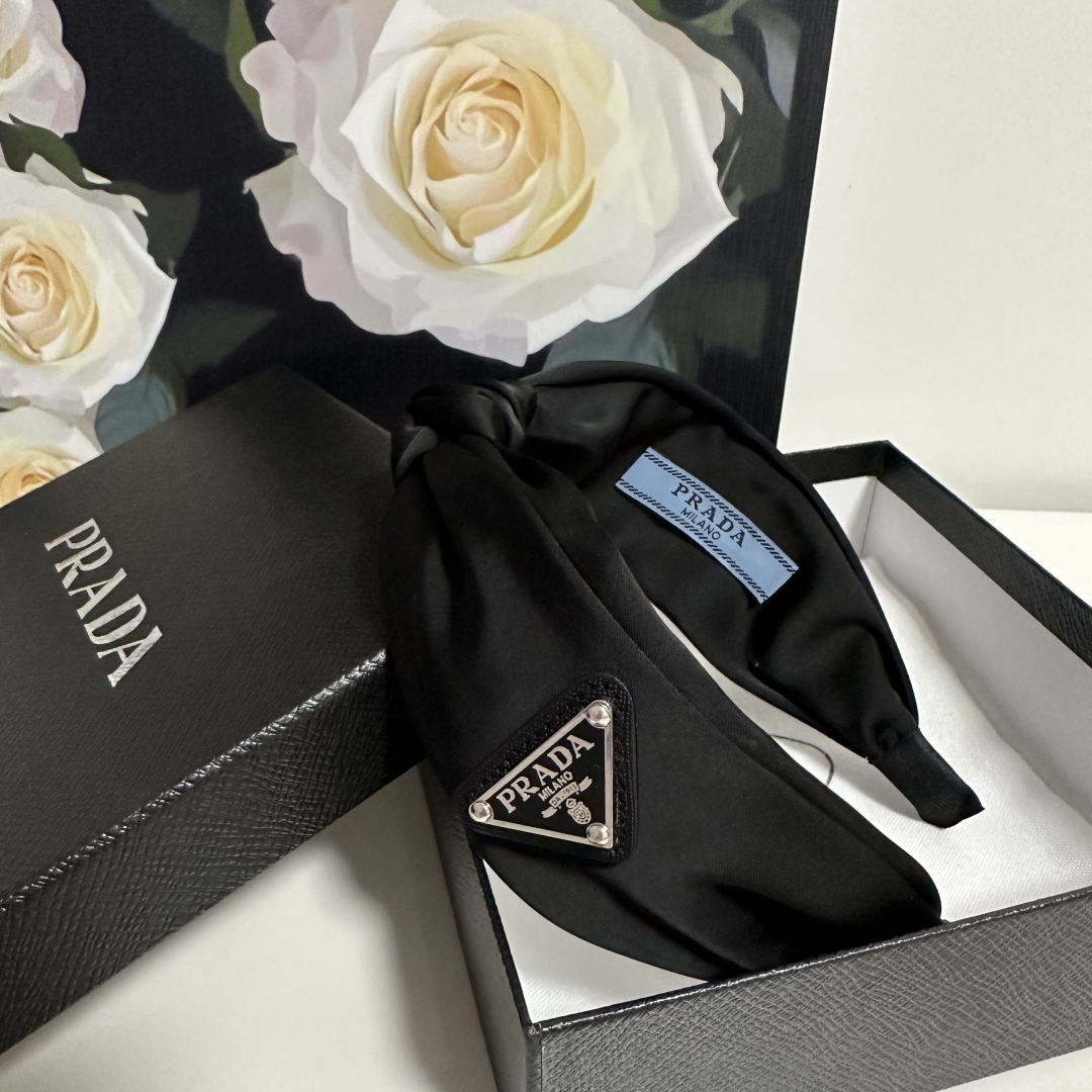  配专柜包装
Prada（普拉达）最新高工发箍
小仙女快入手
特殊材质 不嘞头
可盐可甜～