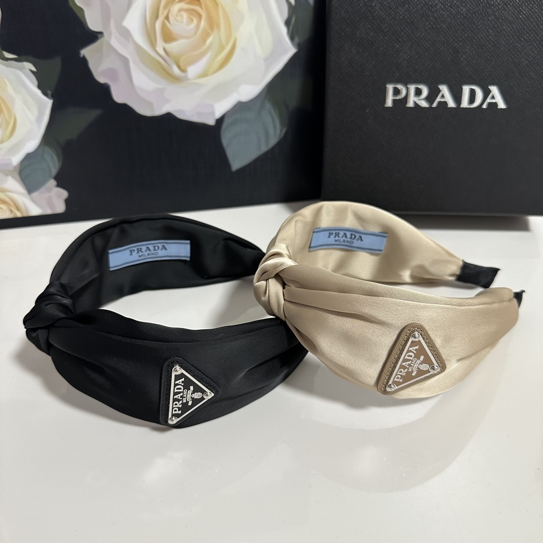  配专柜包装
Prada（普拉达）最新高工发箍
小仙女快入手
特殊材质 不嘞头
可盐可甜～