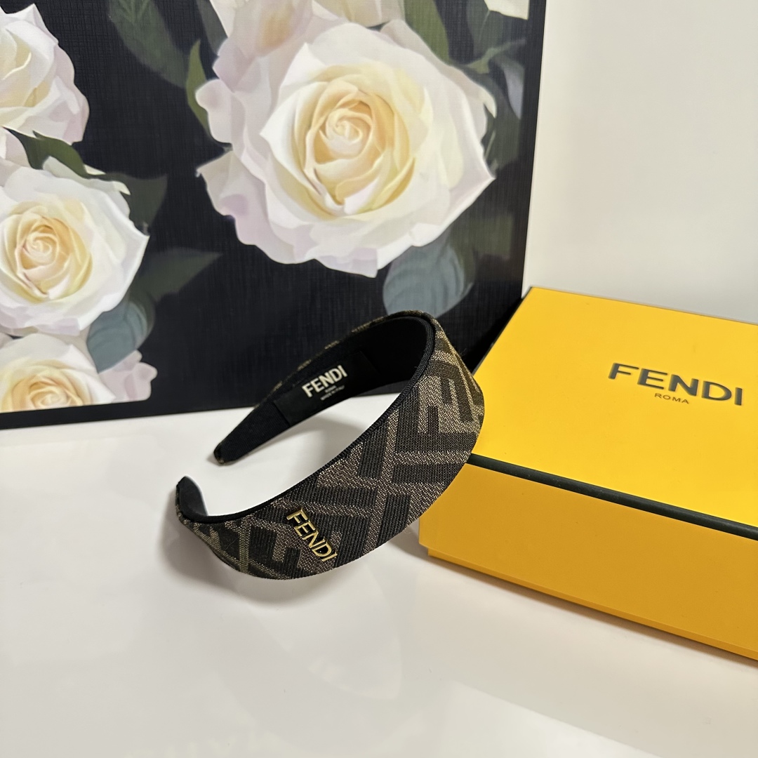  配专柜包装
Fendi（芬迪）最新老花发箍
小仙女快入手
特殊材质 不嘞头
可盐可甜～
