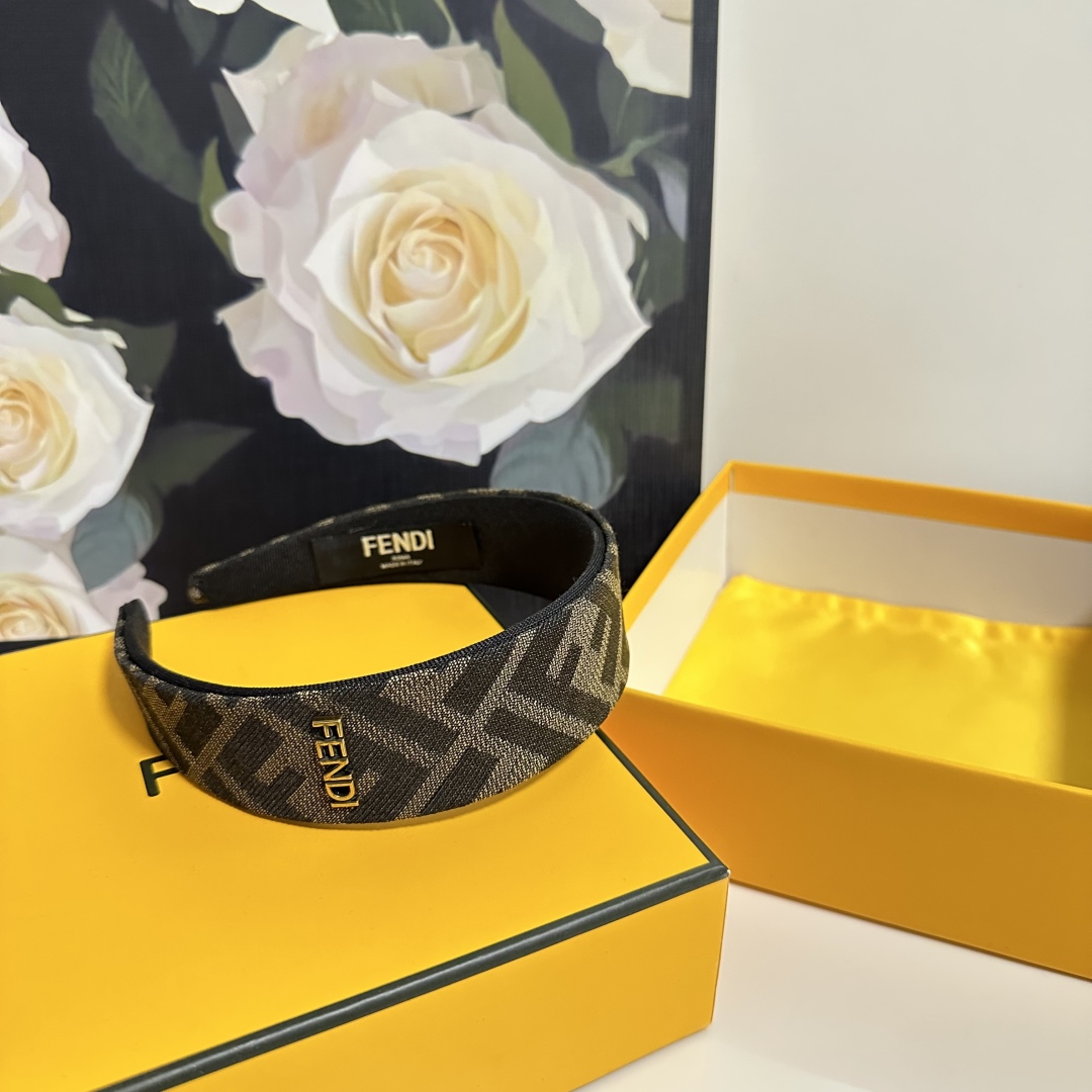  配专柜包装
Fendi（芬迪）最新老花发箍
小仙女快入手
特殊材质 不嘞头
可盐可甜～