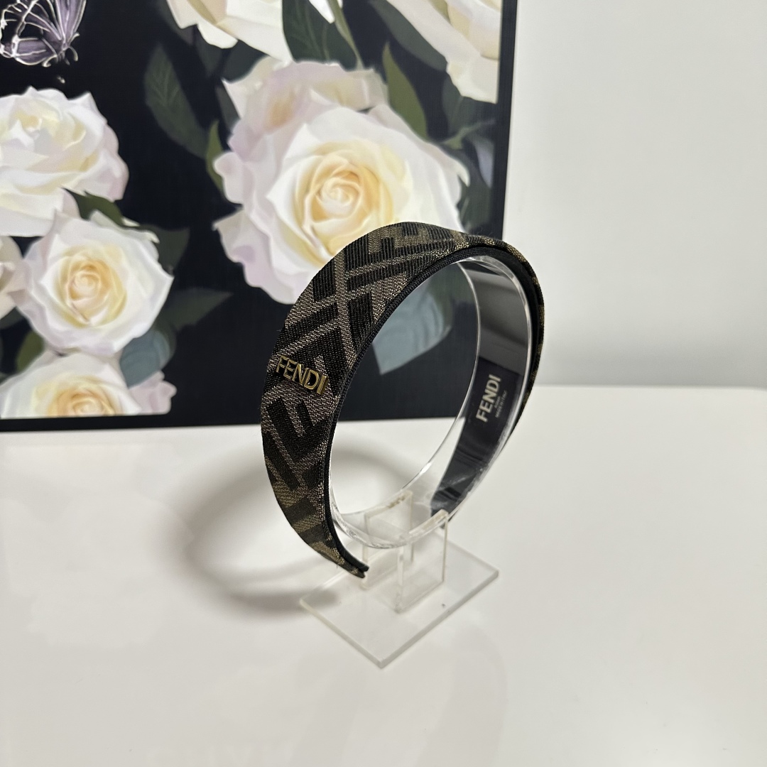  配专柜包装
Fendi（芬迪）最新老花发箍
小仙女快入手
特殊材质 不嘞头
可盐可甜～