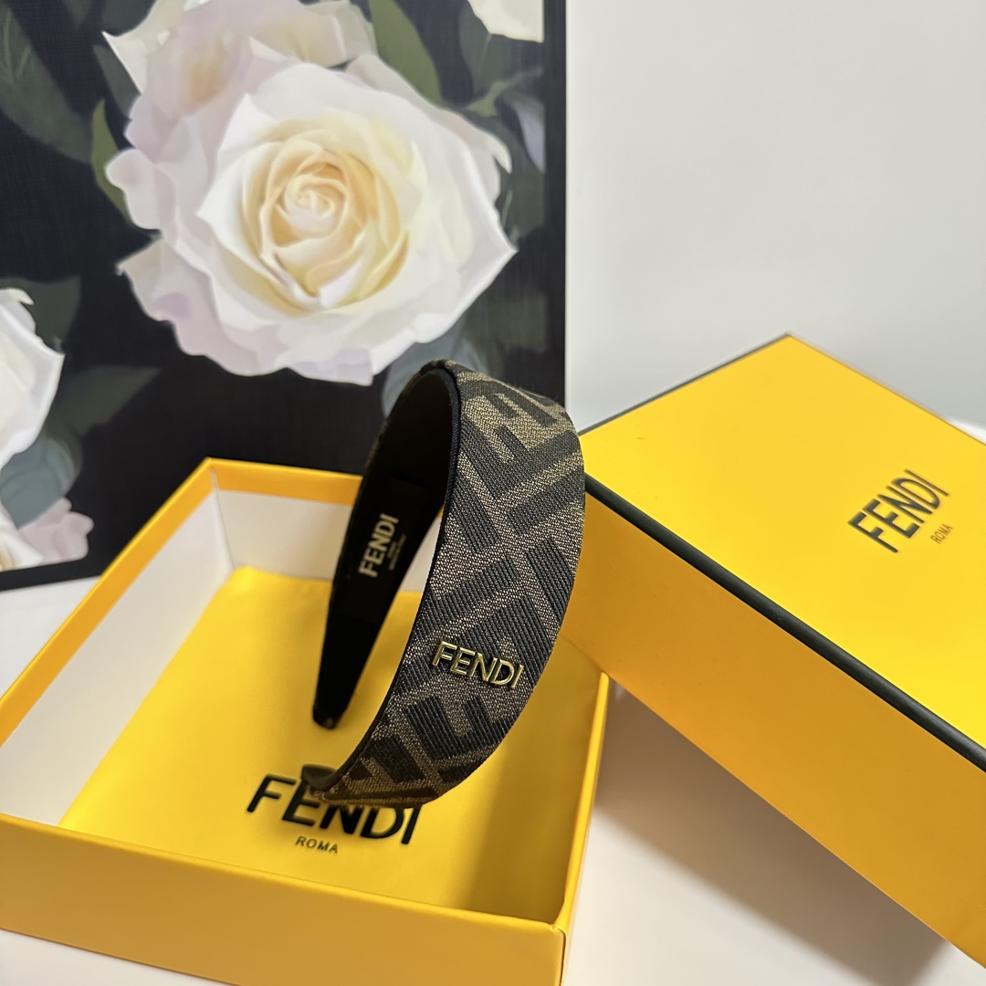  配专柜包装
Fendi（芬迪）最新老花发箍
小仙女快入手
特殊材质 不嘞头
可盐可甜～